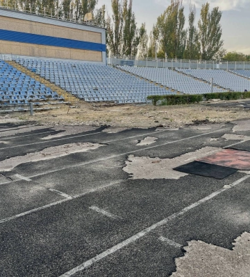 В Миколаєві після прильоту на Центральному міському стадіоні майже два роки не можуть відновити бігові доріжки