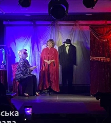 Співдія з глядачами й «чортішо»: дивна та експериментальна вистава театру «ДГУ» «Ілона Кокс. Спроба творчого вечору»