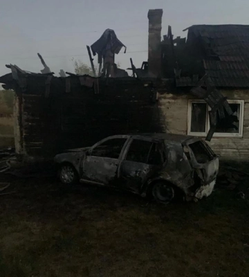 У Рівненському районі вогнем знищено легкове авто