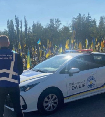 У Києві поліцейські викрили групу малолітніх, які обкрадали могили полеглих Героїв