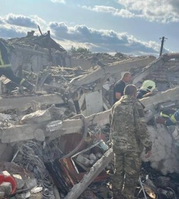 48 осіб, зокрема дитина, загинули внаслідок удару РФ по селу Гроза на Харківщині. ФОТОрепортаж