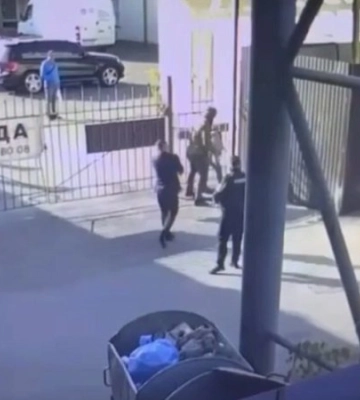 &quot;Слуги народу&quot; Дмитрук та Куницький побили хлопця в центрі Києва, - соцмережі. ВIДЕО