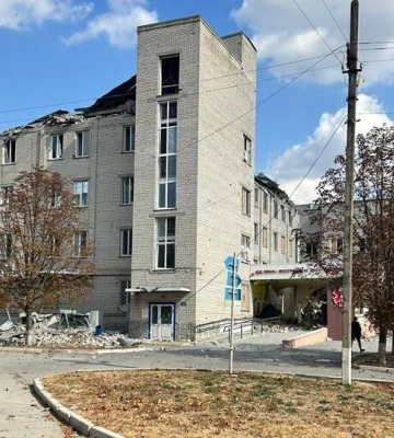 Пряме влучання. Росія атакувала лікарню в Бериславі, серед поранених медики — фото