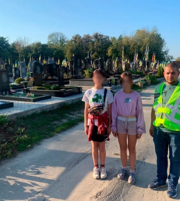 В Києві неповнолітні діти збирали речі на кладовищі, де поховані військослужбовці