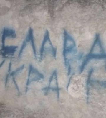 У Криму активісти відновили замальовані росіянами проукраїнські графіті
