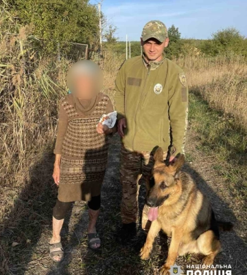 У селі під Чернівцями поліцейський пес допоміг знайти жінку, яка загубилася у лісі
