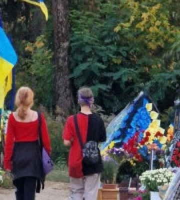 У Києві на Берковецькому кладовищі підлітки заради розваги обкрадали могили загиблих воїнів