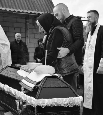 На колінах та зі сльозами проводжало усе село: на Волині попрощалися з Героєм  Віктором Швайкою