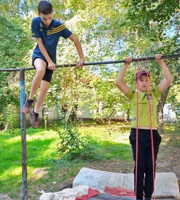 Підлітки в Луцьку облаштували спортмайданчик у дворі, щоб займатися воркаутом