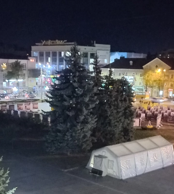 У центрі Рівного знову з`явився великий намет обігріву