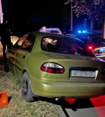 У Запоріжжі зловмисник викрав автомобіль та під час затримання напав на поліцейських
