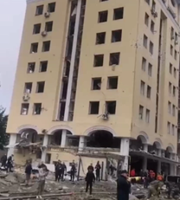Под завалами нашли ребенка: появилось первое видео с места прилета в центре Харькова, фото