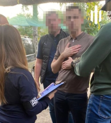 У Дніпрі прокурор погорів на хабарі у $10 000 за перекваліфікацію статті обвинуваченому, фото