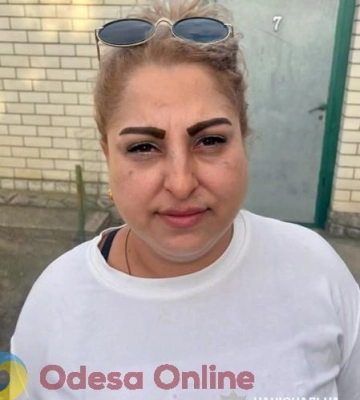 В Одессе задержали карманницу, которая обокрала в маршрутке пожилого мужчину