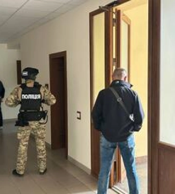 До кременчуцьких чиновників завітали правоохоронці – підозрюють заволодіння благодійною допомогою