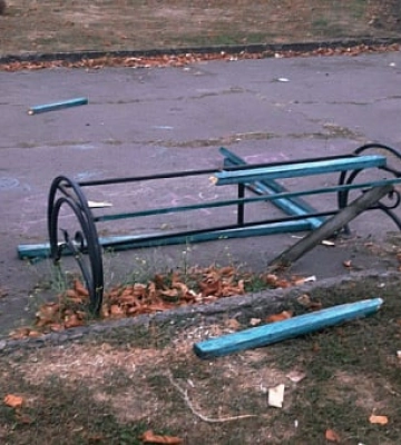 Невідомі потрощили лавочки в парку Інгулецького району Кривого Рогу