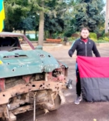 У Рожищі встановили розбиту на війні автівку, щоб зібрати гроші на теплий одяг для захисників