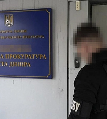Требовал взятку, чтобы «отмазать» от тюрьмы: прокурора из Днепропетровщины разоблачили на коррупции