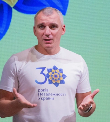 «Не на часі», — Сєнкевич пояснив, чому на ремонт доріжок на Центральному стадіоні не виділили кошти