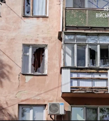 Росіяни знову вдарили по Херсону. Пошкоджено багатоповерхівку, поранено людину