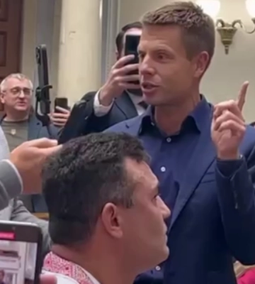 &quot;Коля, зачем?&quot; Нардеп Гончаренко заявил, что Тищенко порвал ему штаны на заедании Рады. Видео