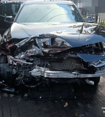 Розтрощений «передок»: у Луцьку «зустрілись» BMW та Volkswagen 