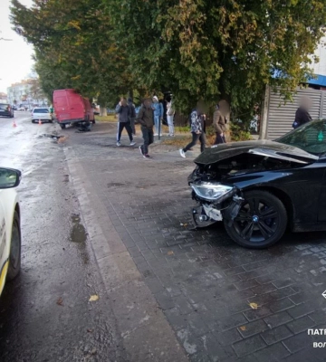Розтрощений «передок»: у Луцьку «зустрілись» BMW та Volkswagen 