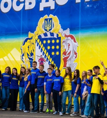 З вірою в перемогу: діти Дніпропетровщини влаштували патріотичний флешмоб