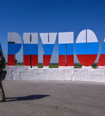 Біля Маріуполя палає літак окупантів: його збила їхня ж ППО