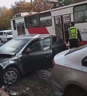 Подвійна ДТП на Відродження у Луцьку: показали момент удару (відео)