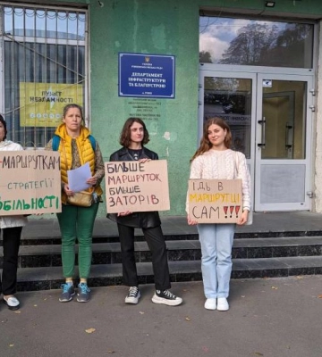 «Їдь в маршрутці сам»: у Рівному активісти виступили проти закупівлі дизельних автобусів (ВІДЕО)