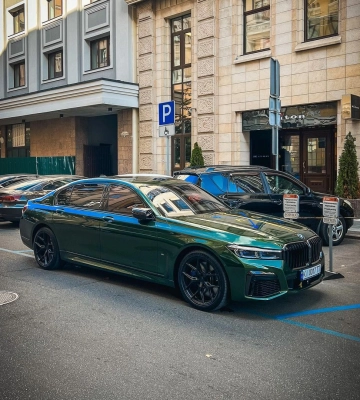 Чемпионский седан: в Киеве заметили эксклюзивный BMW Александра Усика 