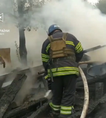 На Сумщині рятувальники приборкали пожежу, яку спричинив ворожий обстріл