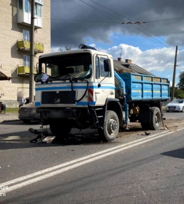 У Луцьку неуважний водій вантажівки в’їхав у маршрутку