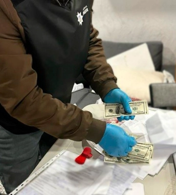 Затримали полтавську лікарку, яка за 5 500 $ оформлювала фіктивну інвалідність чоловікам для виїзду за кордон у воєнний час