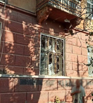 Вранці ворог вдарив по Херсону. Поранено двох комунальників
