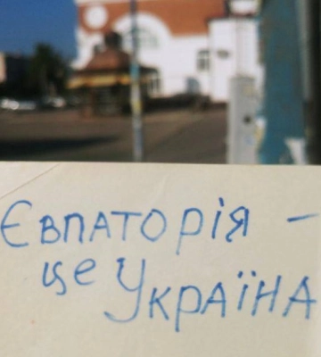 В оккупированном Крыму украинские активисты развесили сотни лент, символизирующих сопротивление