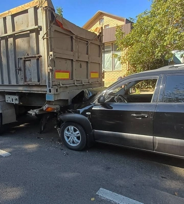 В Миколаєві п’яний водій врізався у фуру та розбив свій автомобіль
