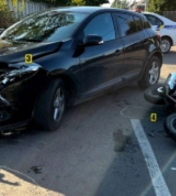 Аварія у Сарнах: на перехресті вулиць зіткнулися мотоцикл та легковик