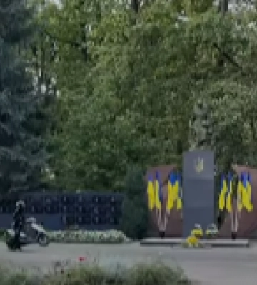 Скандал у Луцькому районі: підлітки влаштовують «покатеньки» на місцевому меморіалі
