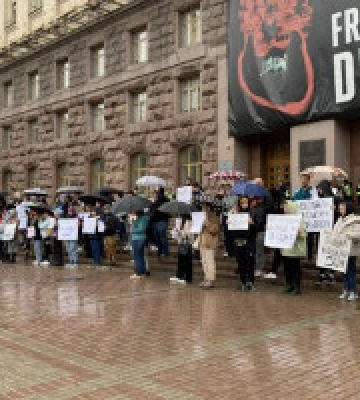Під КМДА на мітингу вимагали посилити підтримку ЗСУ та запровадити громадське обговорення бюджету
