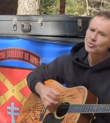 Відомий музикант Святослав Вакарчук заспівав на передовій для артилеристів