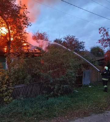 На півночі Сумщини рятувальники ліквідували масштабну пожежу, яку спричинив ворожий удар (відео)