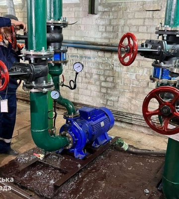 Дежурный по Днепру проверил теплоизоляцию трубопроводов отопления, установку новых насосов и пункт несокрушимости
