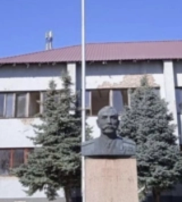 На Херсонщині окупанти відновили бюст Будьонному