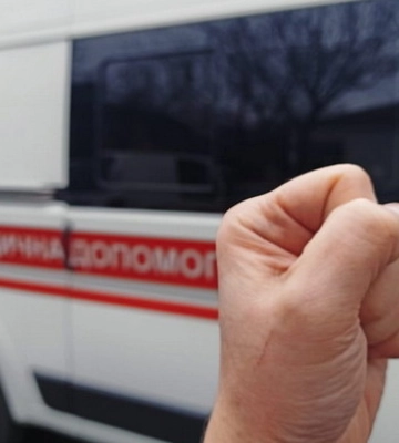 У Дніпрі нетверезий чоловік напав на бригаду швидкої: медики отримали травми