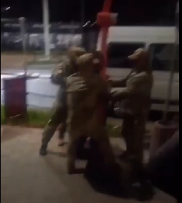 У Тернополі силоміць запихають в буси чоловіків призовного віку (відео)