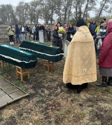 На Харківщині почали ховати жертв ракетного удару по селу Гроза