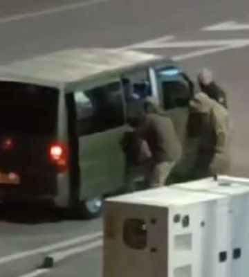 У Тернополі ТЦК проводить перевірку через відео, де чоловіків «пакують» у мікроавтобус