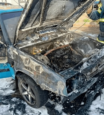 У Кривому Розі на ходу спалахнув легковий автомобіль (ФОТО)